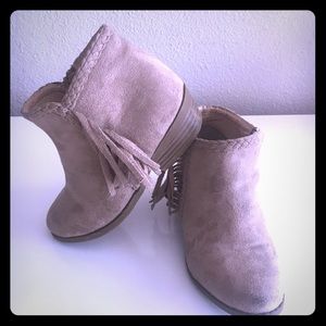 Little girls fringe boots